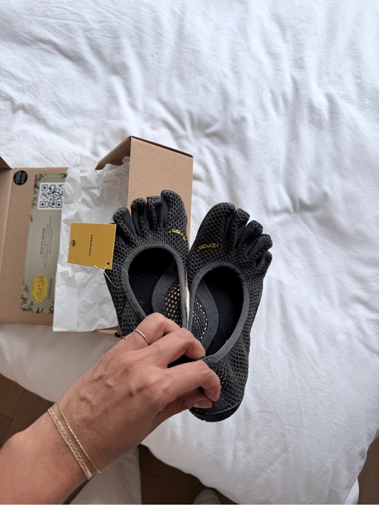 Vibram Shoes - Vibram FiveFingers V-8 Eco Black
